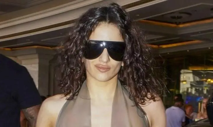 Rosalía rouba a cena com vestido de látex supertransparente e fio-dental à mostra
