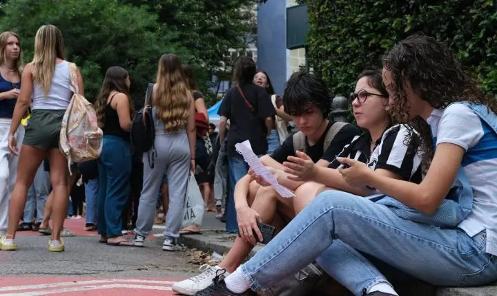 Resultados do Saeb 2025 mostram avanço na educação, mas matemática ainda preocupa no país