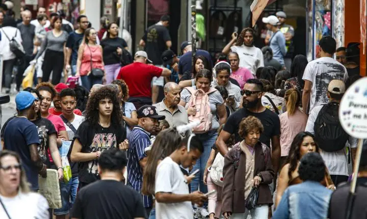 Salários impulsionam queda da pobreza em 22 regiões metropolitanas brasileiras