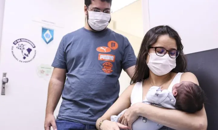 Agosto Dourado reforça a importância da amamentação e faz alerta contra fórmulas