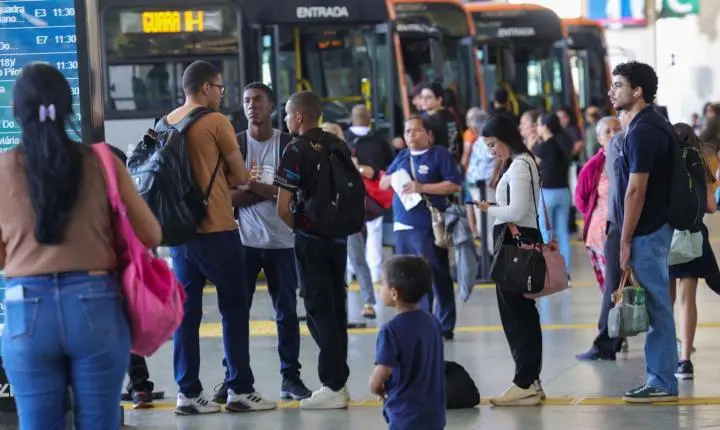 Setor de serviços fica estável em julho, mas acumula alta de 2,4% no ano