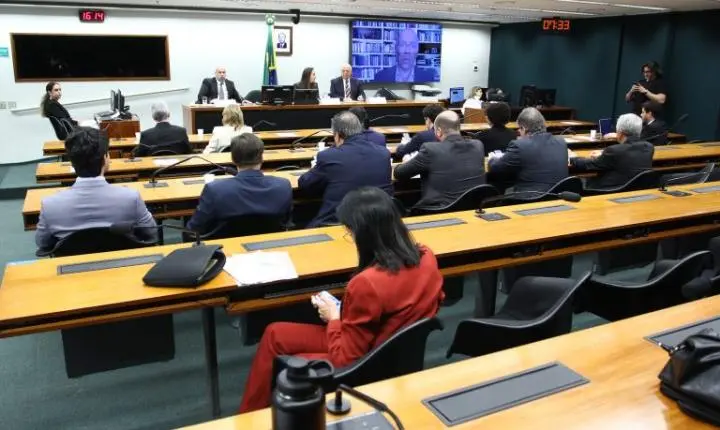 Empresários exigem redução de encargos trabalhistas e criticam fim da escala 6x1 em debate sobre o custo Brasil