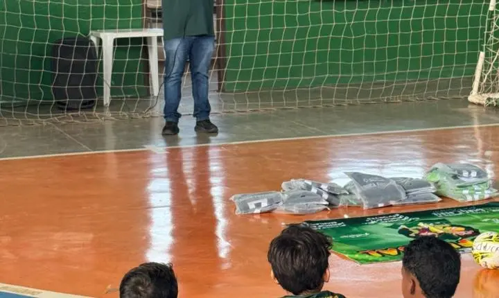Sicredi apresenta novos uniformes do Projeto Educa Futsal em Rosário Oeste