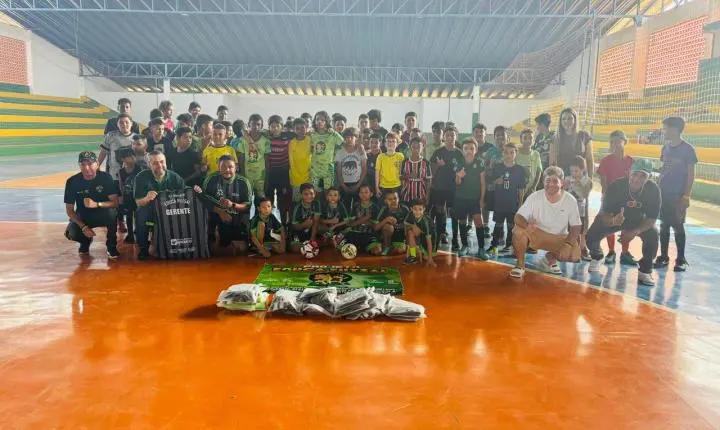 Sicredi apresenta novos uniformes do Projeto Educa Futsal em Rosário Oeste