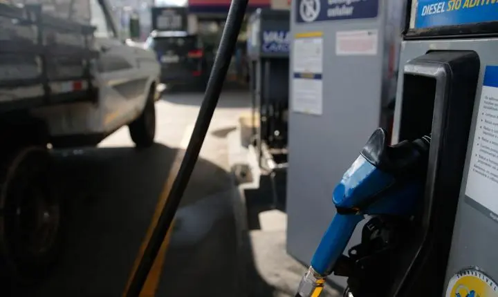 Governo amplia subsídios a combustíveis em resposta à alta do petróleo