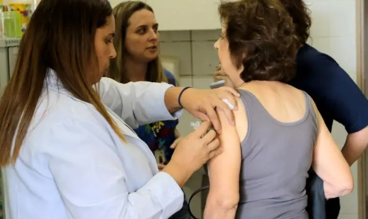 SUS libera a vacina pneumo 20 para idosos a partir de 85 anos