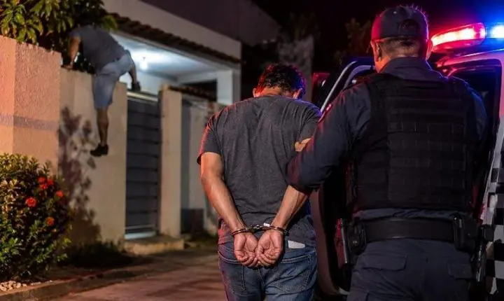 Suspeito de perseguir ex-namorada é preso após pular muro e invadir residência 