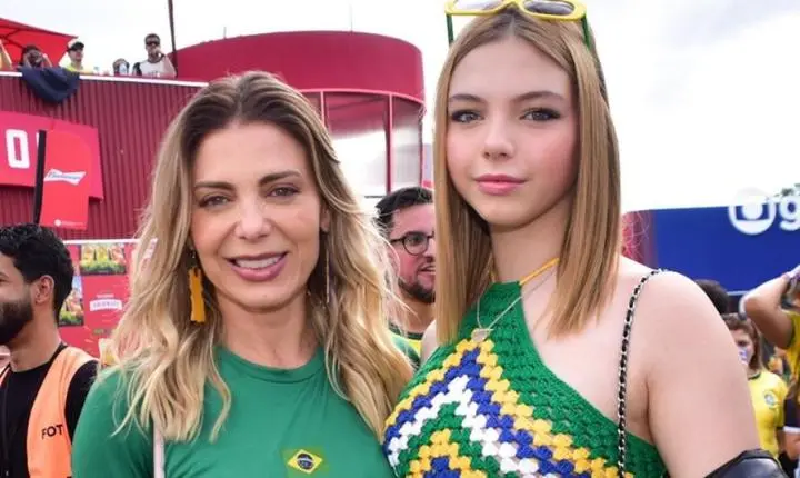 Tal mãe, tal filha: Sheila Mello e Brenda torcem juntas em jogo do Brasil