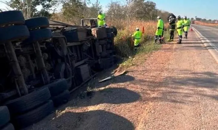 Motorista morre após carreta carregada de algodão tombar e pegar fogo na BR-364, em Jangada