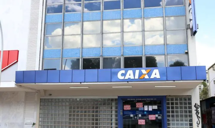 Funcionários avaliam proposta para encerrar greve na Caixa na segunda-feira