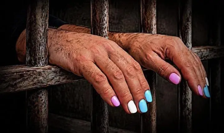 Transexuais denunciam estupros e agressões por homens que fingem ser mulheres dentro de penitenciária 