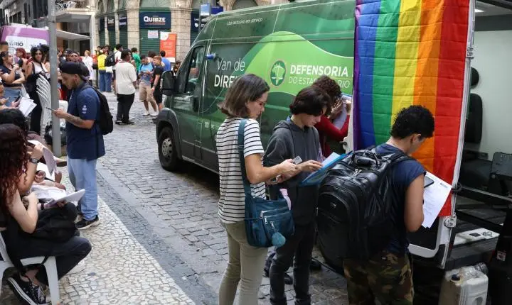 Marcha Trans & Travesti reúne manifestantes no Rio em defesa da democracia