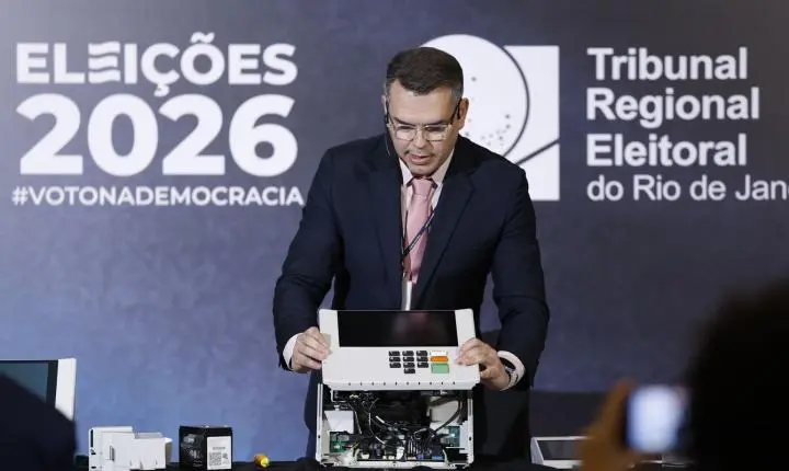 TRE-RJ desmonta urna eletrônica em evento público para reforçar a segurança do voto