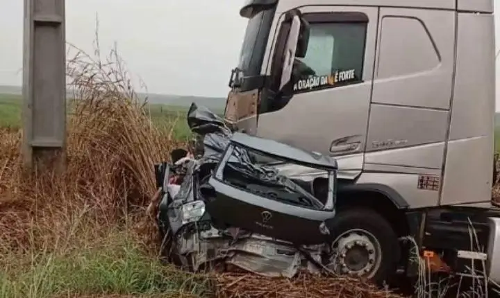 Três pessoas morrem esmagadas em batida entre Polo e carreta em Nova Mutum