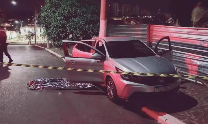 Trio rouba carro de motorista de app, troca tiros com PM e um acaba morto