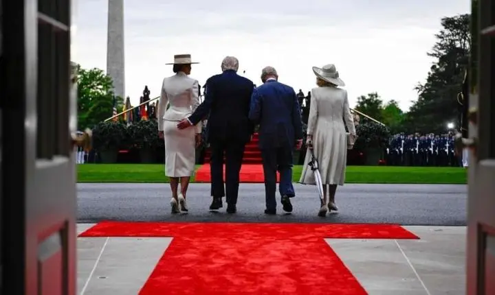 Trump é flagrado com 'mão boba' durante evento com o rei Charles III