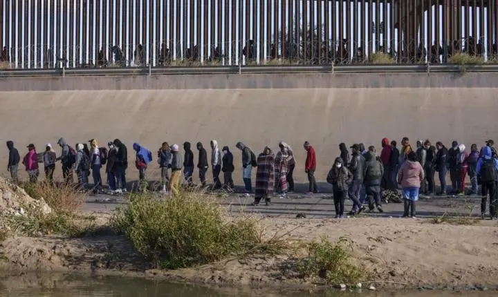 Trump volta a erguer muro na fronteira do Texas com o México para coibir imigrantes