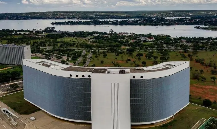 TSE exige igualdade em inteligência artificial após falha com Lula