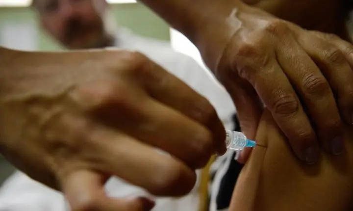 Vacinação de adolescentes contra o HPV é estendida pelo Ministério da Saúde