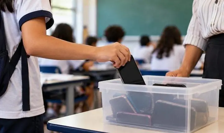 Várzea Grande proíbe celulares até no recreio e prevê advertências para alunos