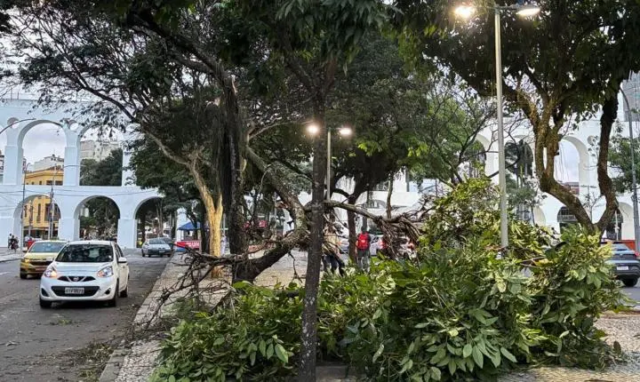 Ventania no Rio provoca apagão e paralisa linhas de metrô e trens