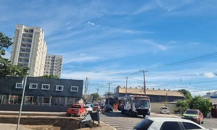 Viatura dos bombeiros bate em ônibus e fica na beirada do Córrego 8 de abril, em Cuiabá