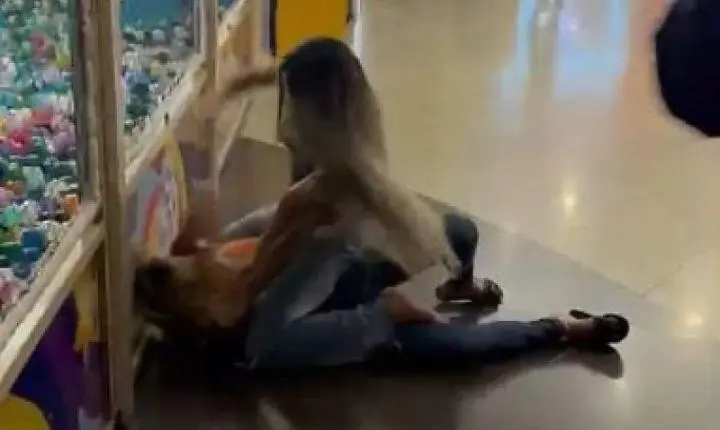 Vídeo mostra mulheres brigando na entrada de shopping em Várzea Grande