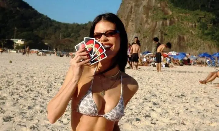 Vitória Strada curte dia de praia ao retornar ao Rio de Janeiro
